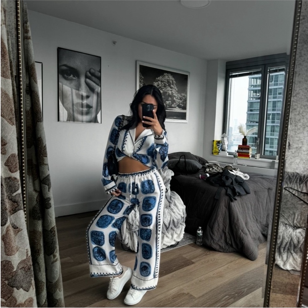 Stylish Blue And White Patterned Set - image 3